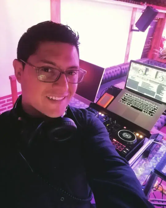 DJ Pablito Dyr - Retrato profesional del DJ en Santiago de Chile